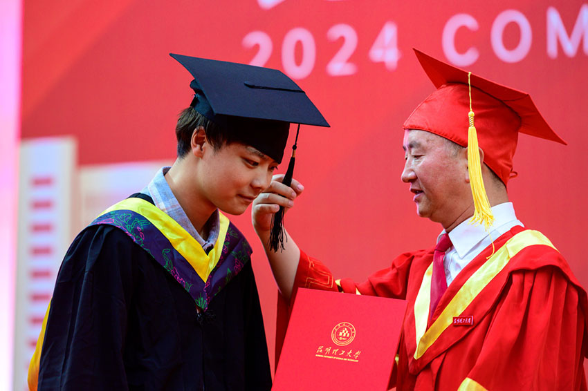 昆明理工大学党委书记唐家华为毕业生拨穗。昆明理工大学供图