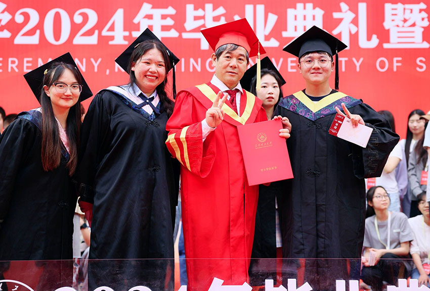 畢業生與昆明理工大學王華合影。昆明理工大學供圖