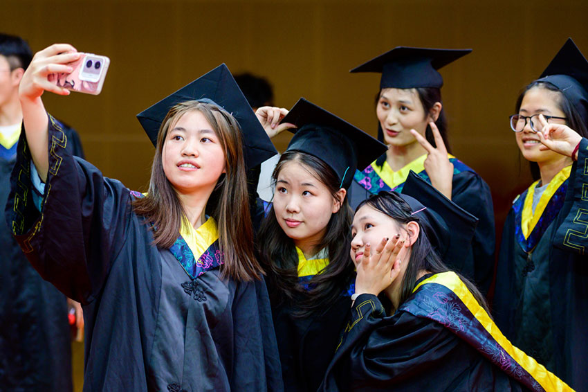 畢業生在畢業典禮上合影。昆明理工大學供圖
