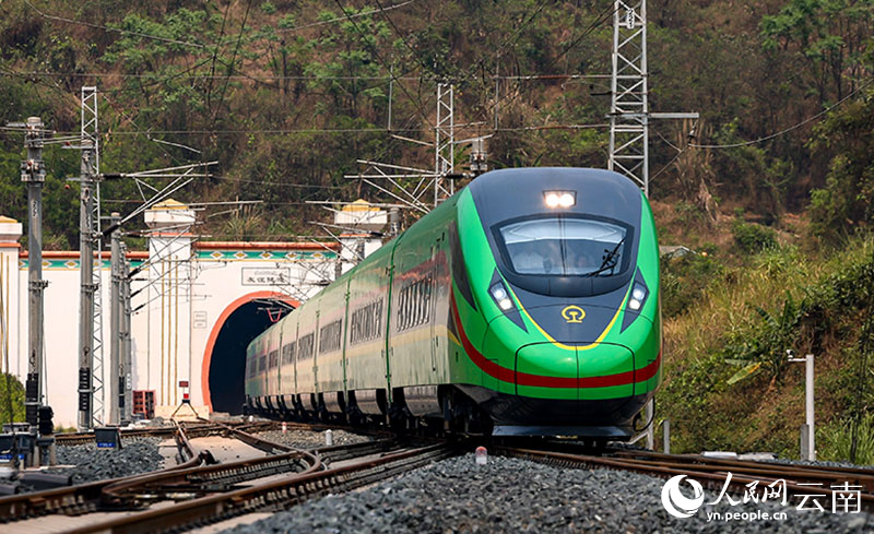 “澜沧号”动车组列车驶过友谊隧道。徐章位摄