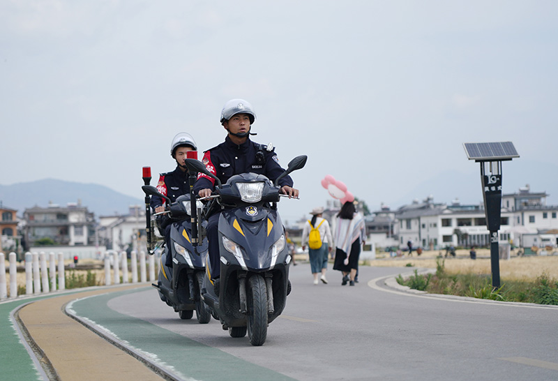喜洲麦田执勤中的民警。