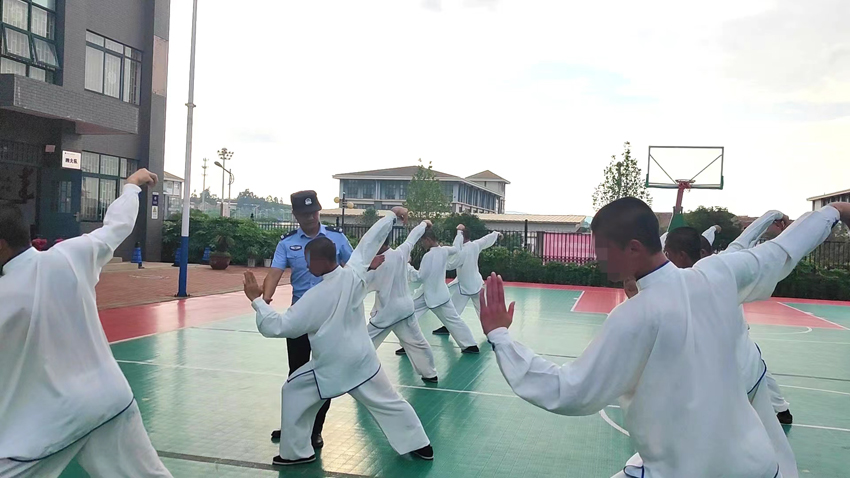 民警在夏季帶領未成年戒毒人員練太極拳，幫助他們恢復身體機能。