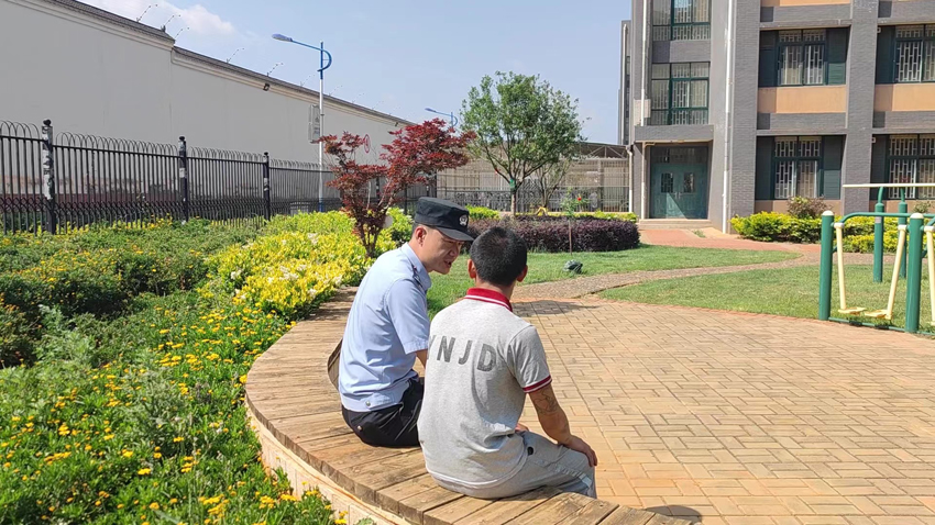 民警和戒毒人員談心談話，及時疏導緩解負面情緒。