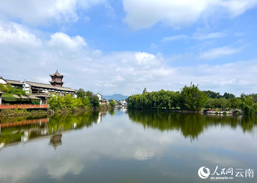 【图1】夏日的滇池畔，水波潋滟，风景优美。人民网-尹馨摄