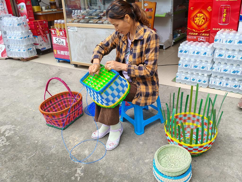 李彩新在手工编织箩。