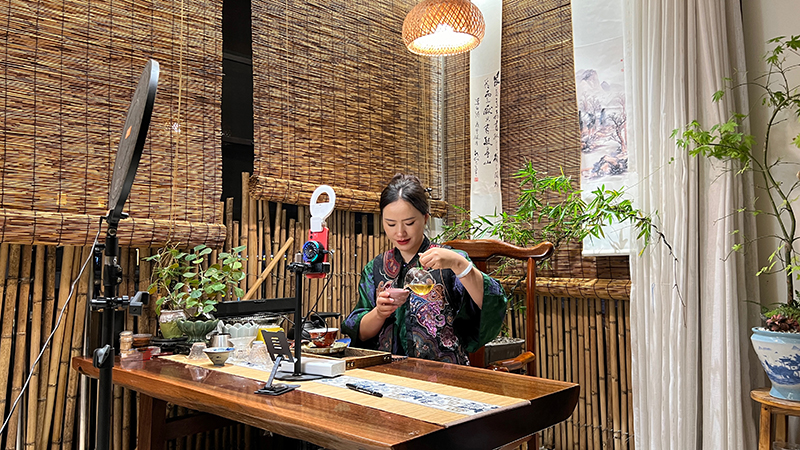 毕春凤在在直播中展示茶艺。廖娟摄