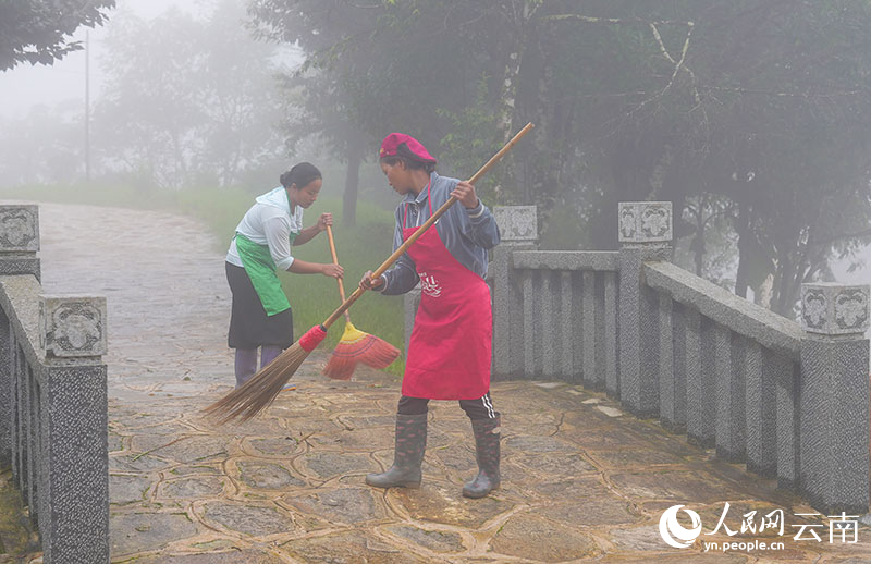 村民们正在清扫道路。陈龙汝男摄