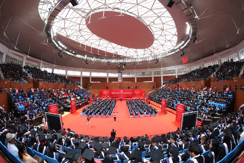 毕业典礼现场。昆明医科大学供图