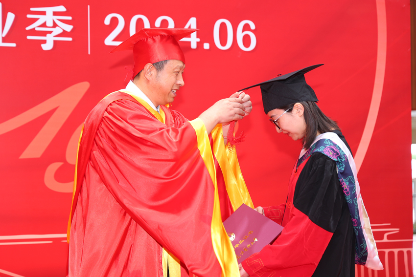 毕业典礼现场。昆明医科大学供图