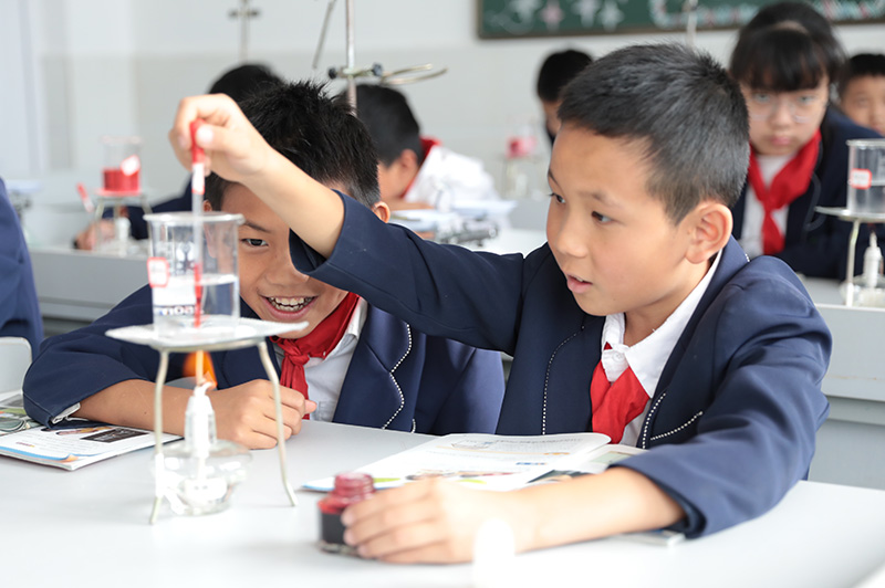同学们正在上课后服务课。马智摄