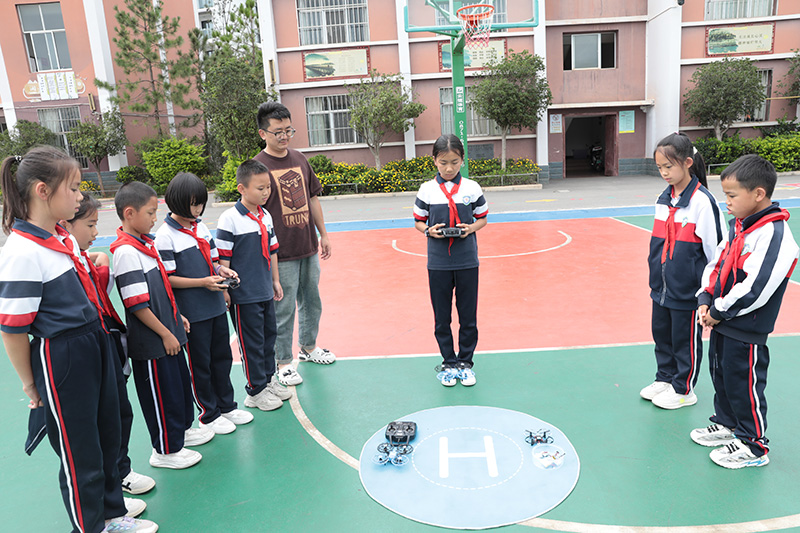 同学们正在上课后服务课。马智摄