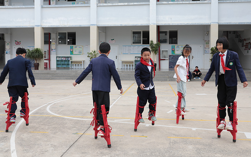 同学们正在上课后服务课。马智摄