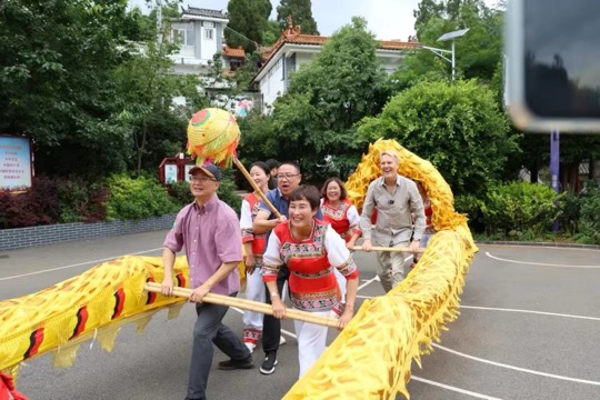 網紅和村民們一起參加活動。西山區融媒體中心供圖