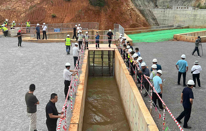 查看渡槽建设情况。