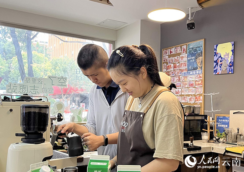【圖1】和平路社區“初星咖啡屋”的咖啡師正在做咖啡。人民網-尹馨攝