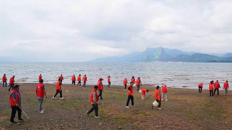 广龙社区党员清理湖滩上的垃圾和杂草。高嘉蓉摄.jpg