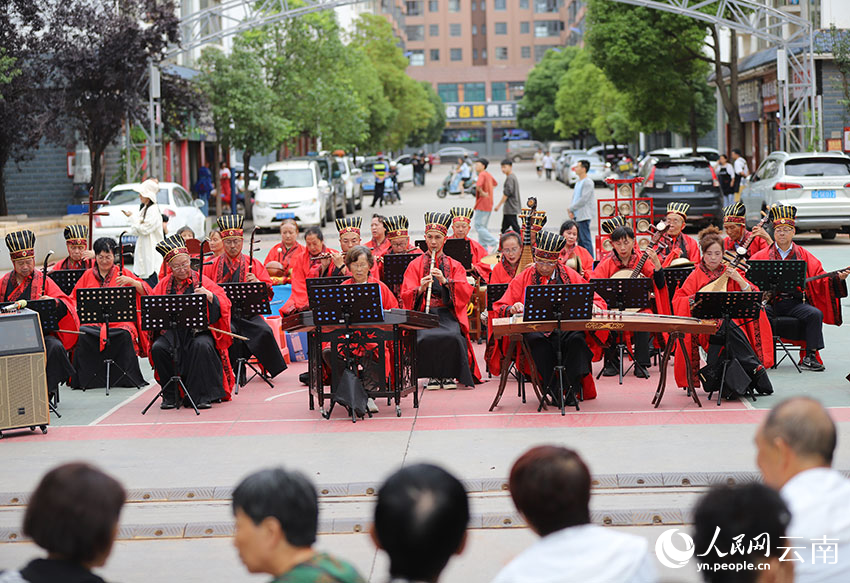 曲靖市麒麟区文华街道凤来社区开展洞经音乐展演。人民网记者 李发兴摄