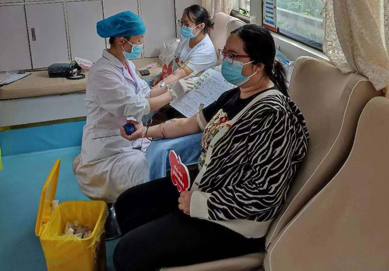宣威市烟草专卖局的职工正在献血。