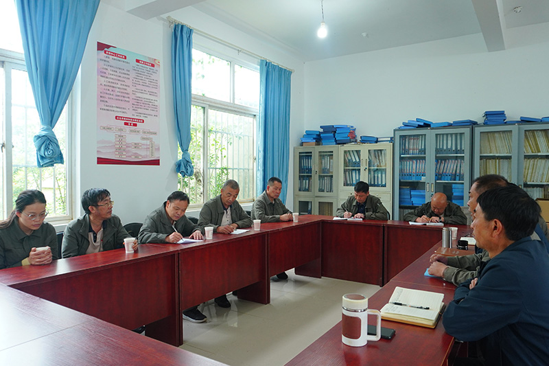 与驻村工作队队员交流座谈(2)（会泽卷烟厂动力车间-杜昊颖-摄）