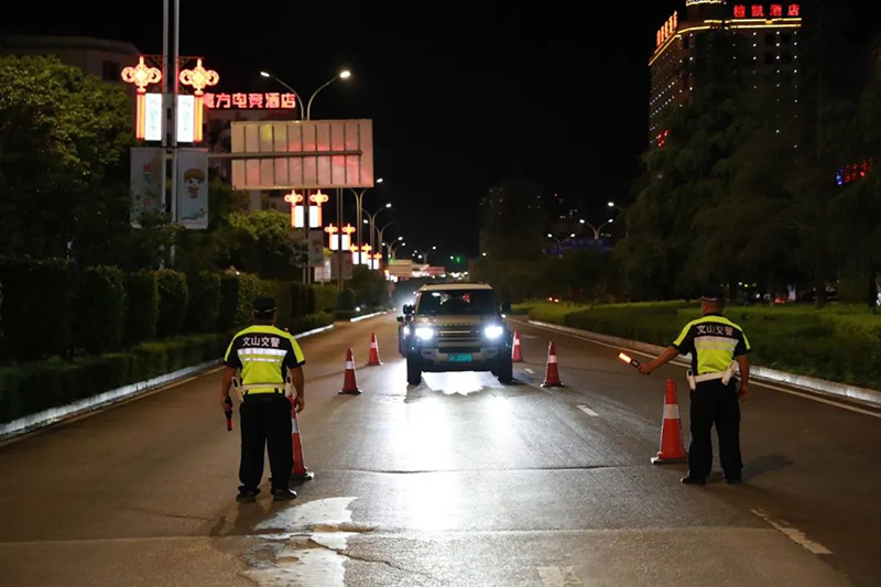 【3】重点部位清查，拧紧夏夜“安全阀”。文山警方供图