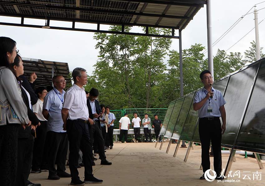 会议现场，讲解员介绍大庄村产业发展情况。人民网记者 程浩摄