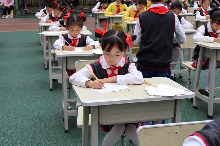 校庆活动现场。新闻路小学供图