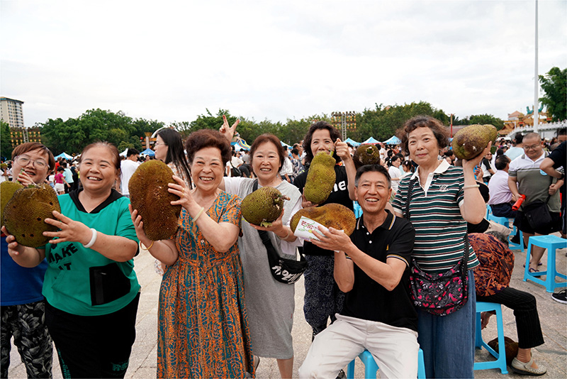 【2】芒市水果分享現場市民、游客與領取到的水果合影留念。楊幫慶-攝