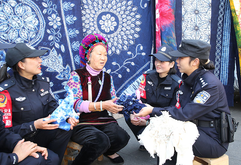 民警向群众宣传党的政策和安全防范知识。