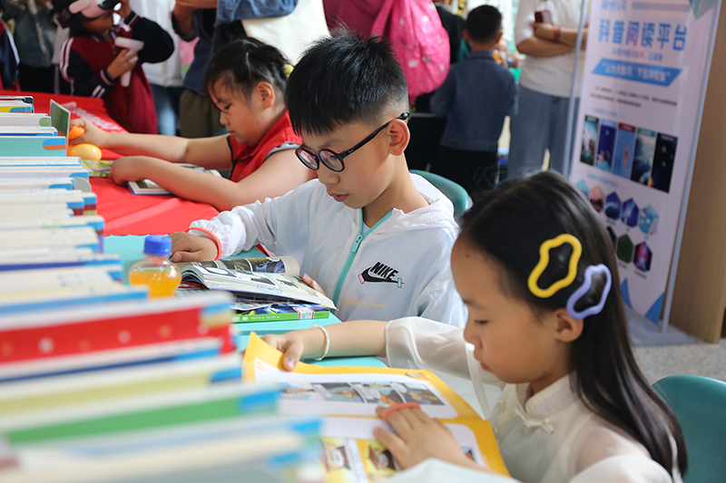 孩子们正在“焕新”后的昆明少年儿童图书馆阅读。盘龙区融媒体中心供图