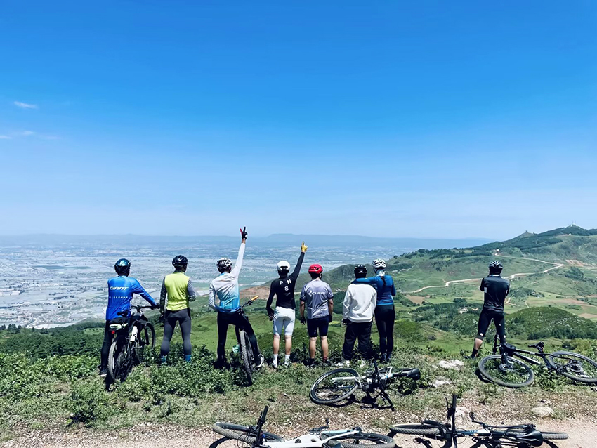 騎行雲南曲靖陸良最高峰龍海山。盧瑋攝