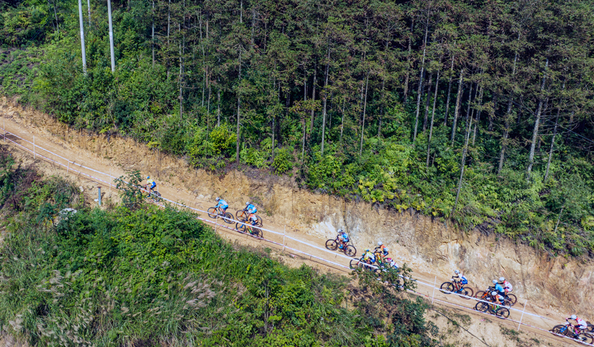 騎行西疇香坪山。熊平祥攝