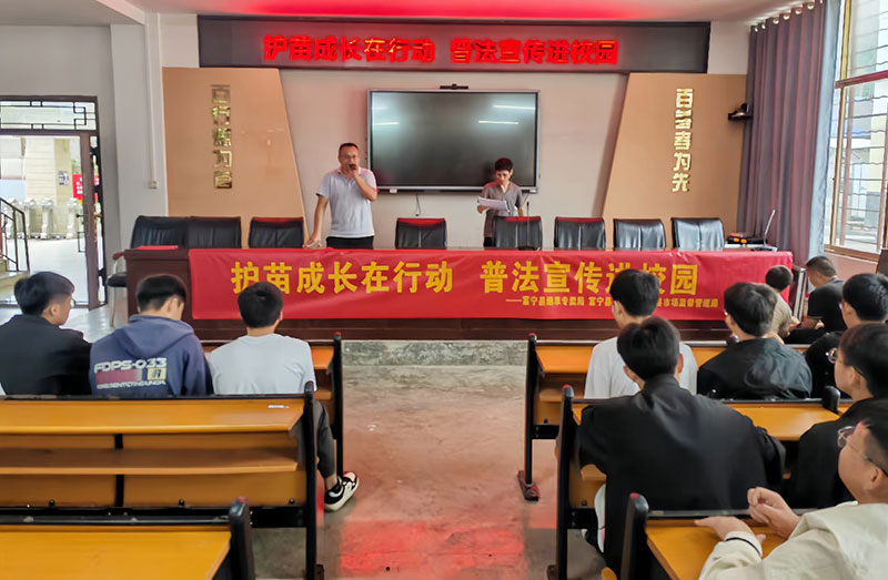 工作人員到學校門口發放普法宣傳單
