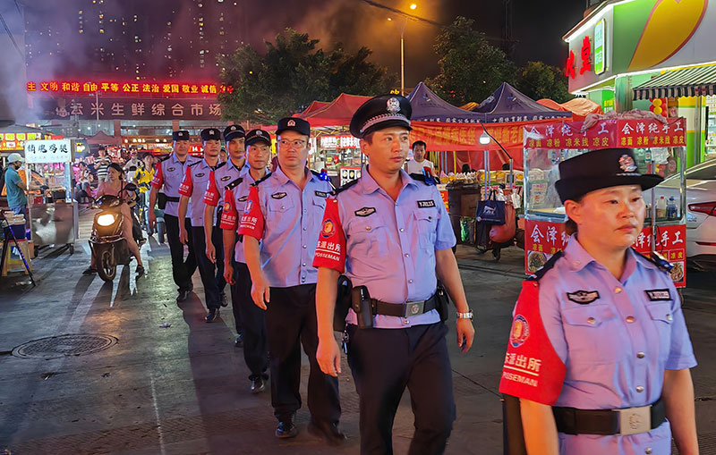 义警在进行夜间巡查。