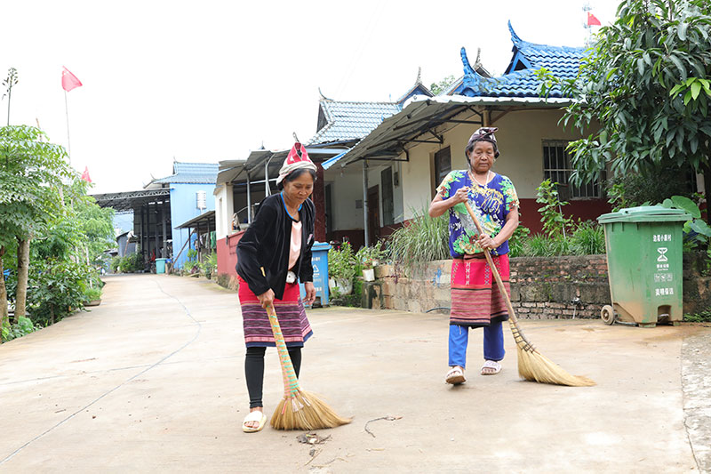 村民在打扫村内道路。岩三卡摄