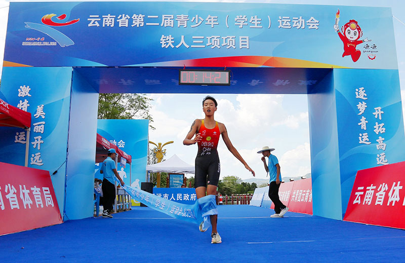 “鐵人三項”開遠運動員沖刺瞬間-曹蔓夫攝--2024年7月25日