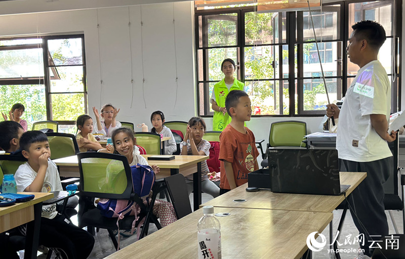 昆明市盘龙区“我们的小孩”暑期托管班的围棋老师正在为孩子们开展兴趣启蒙。人民网 曾智慧摄