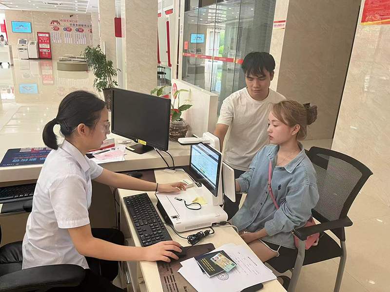越南客户在中国天保口岸优质金融服务点办理开户业务。