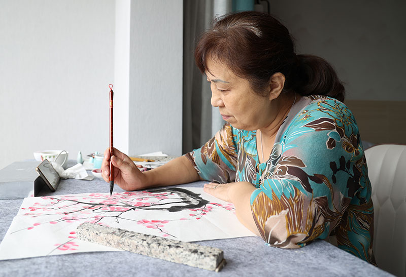 避暑游客在沾益老年公寓休闲画画。