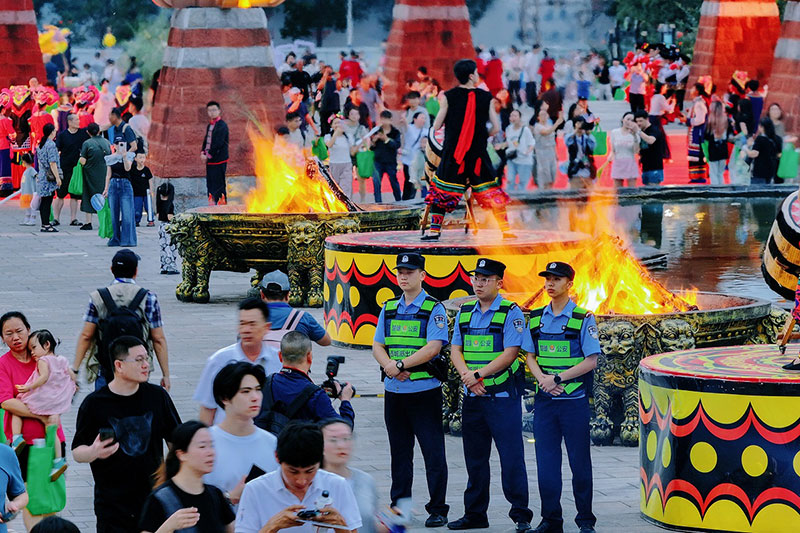 民警守护火把节狂欢活动。