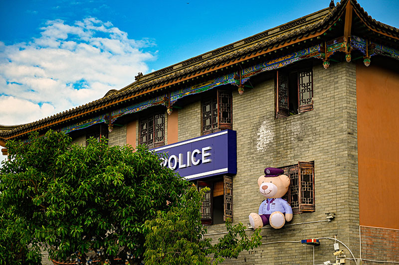 挂满警察小熊的警务室。