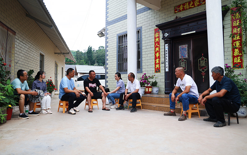 干群共商乡村振兴建设。