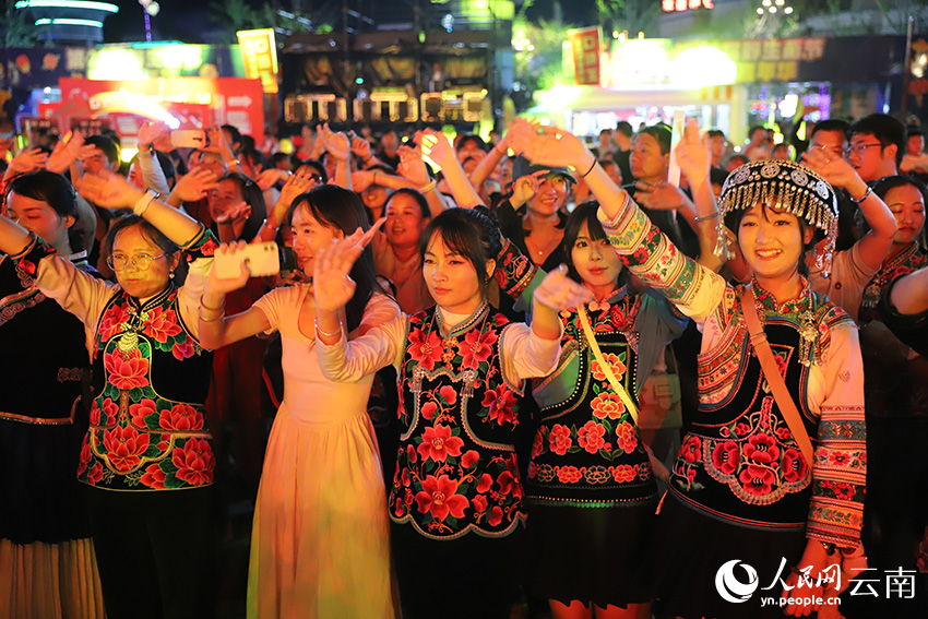 萬人打跳“阿蘇嗻”。人民網記者 李發興攝