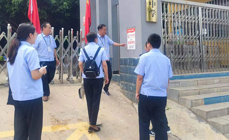 专卖人员联合公安、工商执法人员开展市场检查（单位供图）