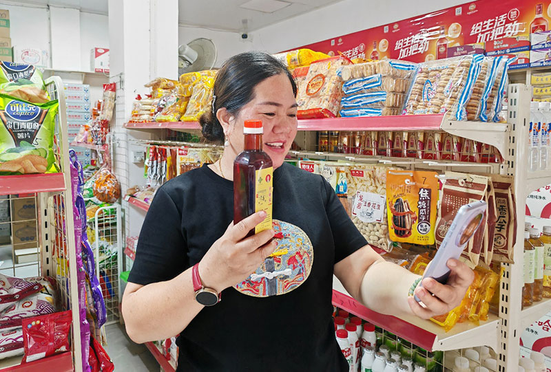 罗亚月正通过线上渠道宣传店内农特产品。