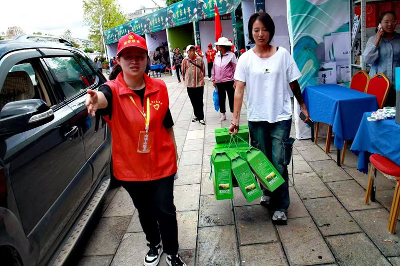 志愿者在为游客和市民服务。南华县委宣传部供图