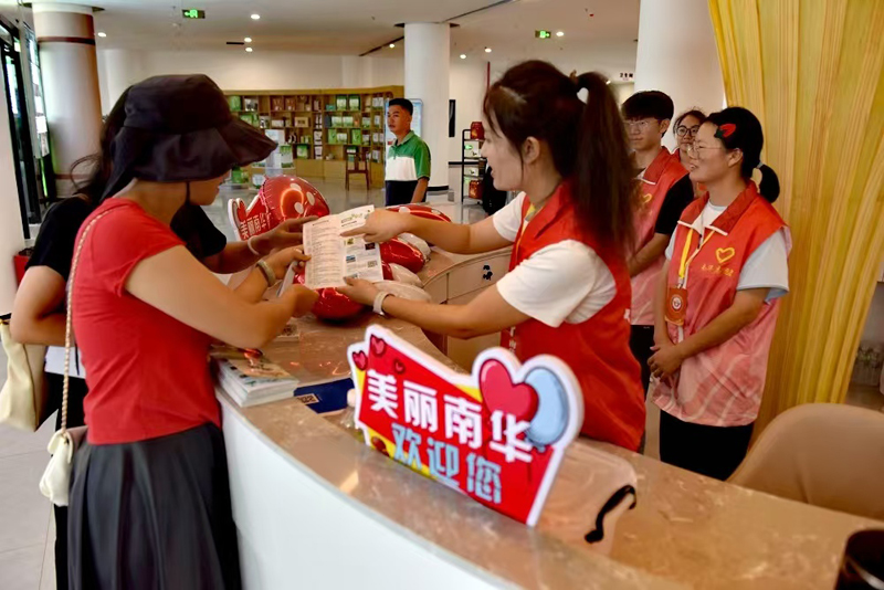 志愿者在为游客和市民服务。南华县委宣传部供图