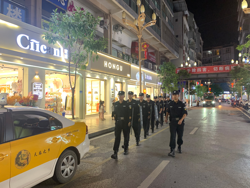 1昭通公安開展夏夜治安巡查宣防第二次集中統一行動。昭通公安供圖.jpg
