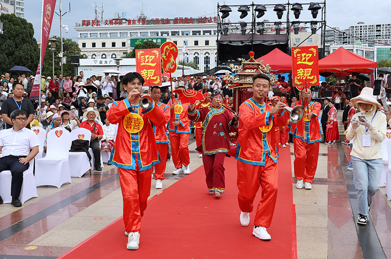 花轿引领新人入场。