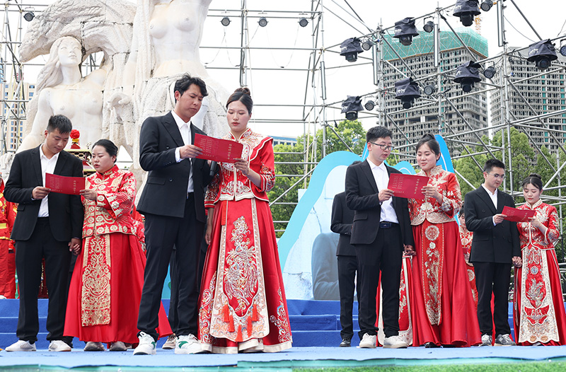 新人宣读结婚誓言。