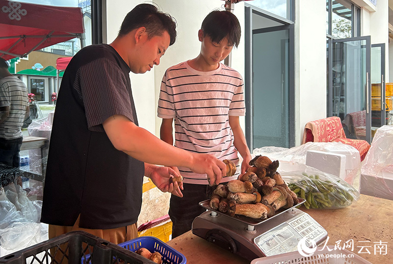 【2】直播前，李杰（图右）与团队伙伴一起为当日的直播选品备货。人民网记者-刘怡摄